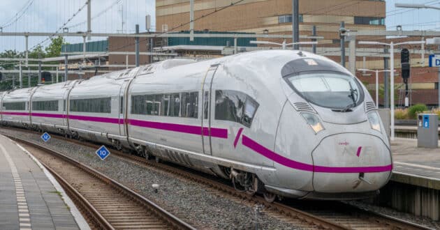 Tren de la serie BR 408 de Deutsche Bahn en Ahrem (Países Bajos). (CC BY SA) ROB DAMMERS-Wikimedia Commons. Imagen recortada y cambiada la imagen de Deutsche Bahn por la de Renfe