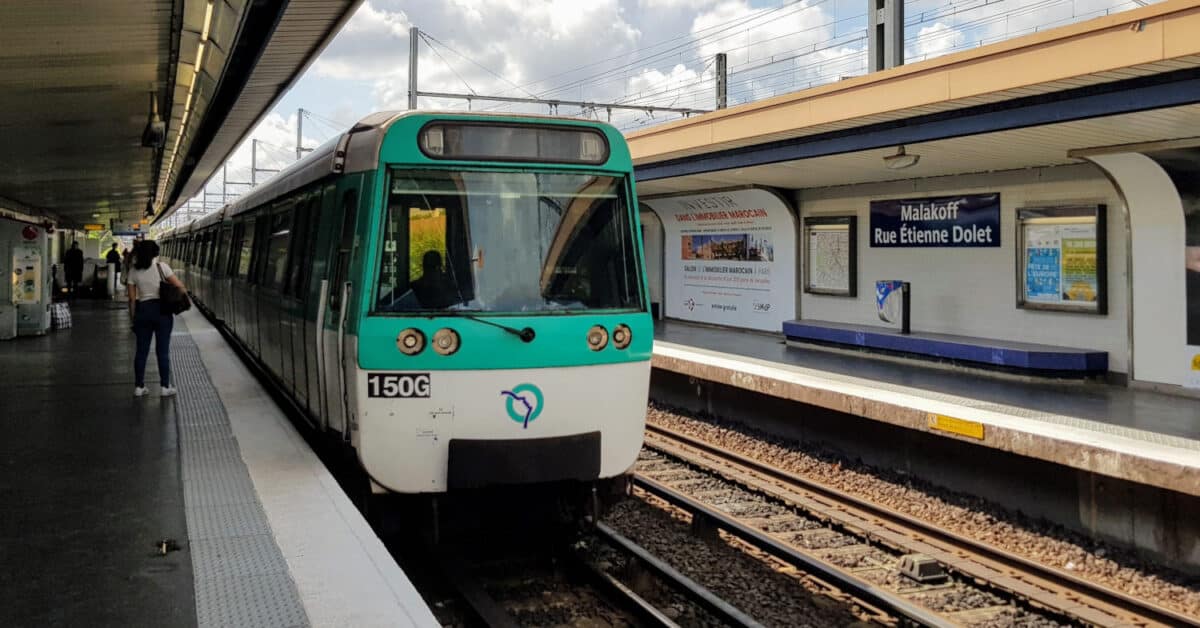 Tren de la serie MF77 en la estación de Malakoff Rue Étienne Dolet de la línea 13 del metro de París. (CC BY SA) MOHAMED SY (MOMO RAPT)-Wikimedia Commons. Imagen recortada y maquinista difuminado.