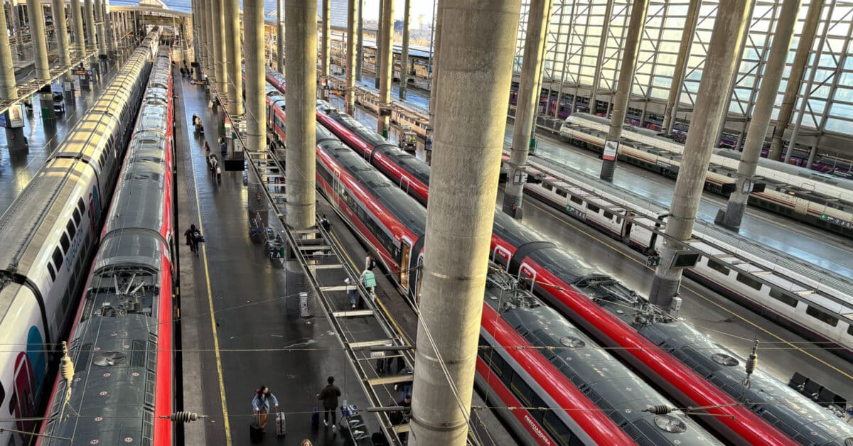 Trenes de Iryo, Ouigo y Renfe en la estación de Madrid-Puerta de Atocha. (CC BY SA) MATTSJC-Wilkimedia Commons. Imagen recortada.