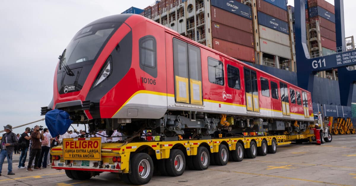 Coche extremo del primer tren del metro de Bogotá tras su descarga en el puerto de Cartagena. © METRO DE BOGOTÁ.