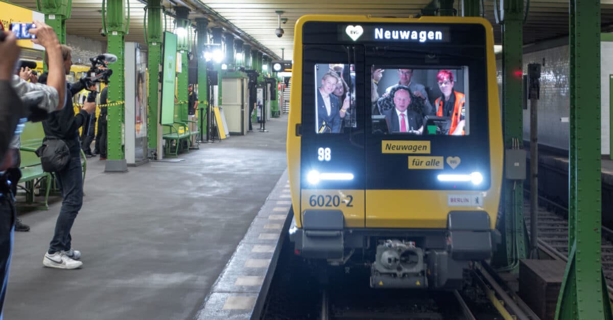 El alcalde de Berlín, Kai Peter Wegner, a los mandos del primer tren de la serie JK en servicio. © STADLER.