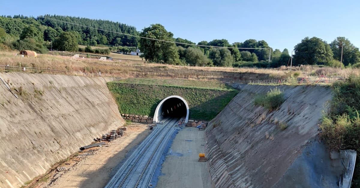 Una de las bocas del nuevo túnel de Oural tras la finalización de las obras. © MINISTERIO DE TRANSPORTES Y MOVILIDAD SOSTENIBLE.