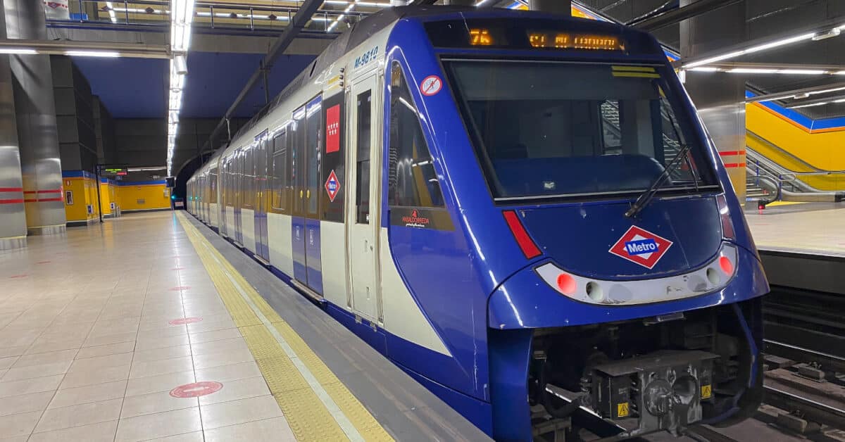 Tren de la serie 9000 del metro de Madrid en la estación Jarama de MetroEste. (CC BY SA) SERGIOFDEZZ-Wikimedia Commons. Imagen recortada