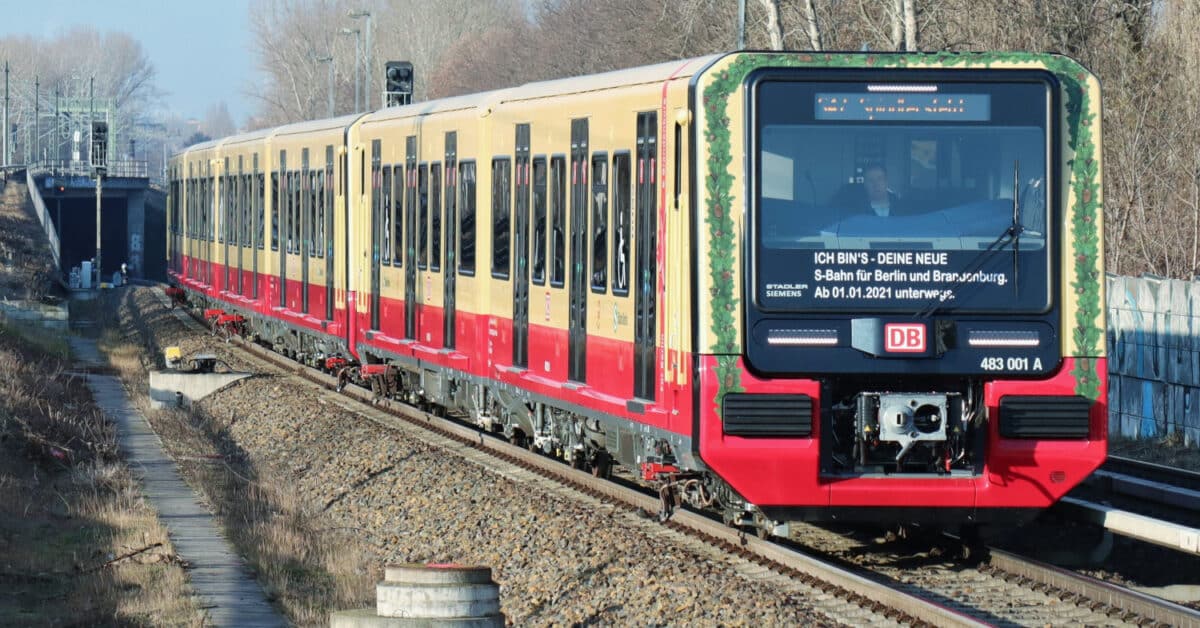 Doble composición de 483 y 484 durante su primer día de cservicio en el S-Bahn de Berlín. (CC BY SA) MIRKONE-Wikimedia Commons. Imagen recortada.