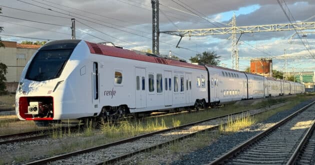 Primera unidad de la serie 453 de 8 coches (casi 200 metros) tras su traslado de las instalaciones de Stadler en Albacete. © JAVIER ROBLES ZURDO.