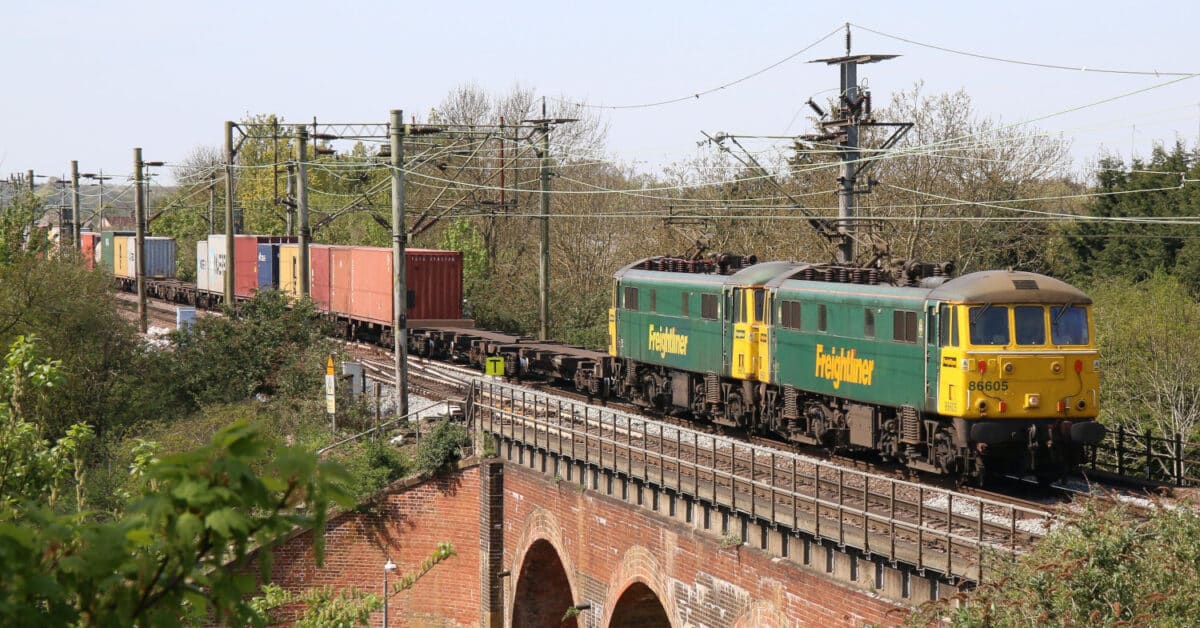 Doble tracción de locomotoras de la clase 86 de Freightliner UK con un tren de contenedores. (CC BY SA) STEVE KNIGHT-Flickr. Imagen recortada.