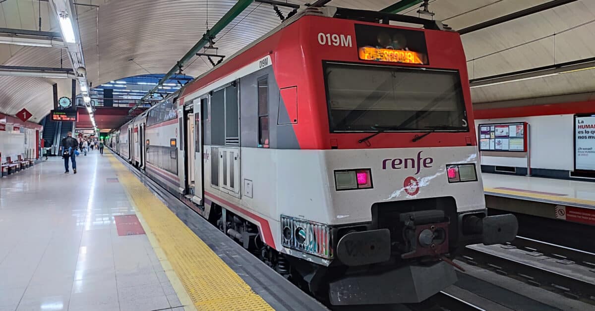 Unidad de la serie 450 de Renfe en la estación de Nuevos Ministerios. (CC BY NC SA) MIGUEL BUSTOS.