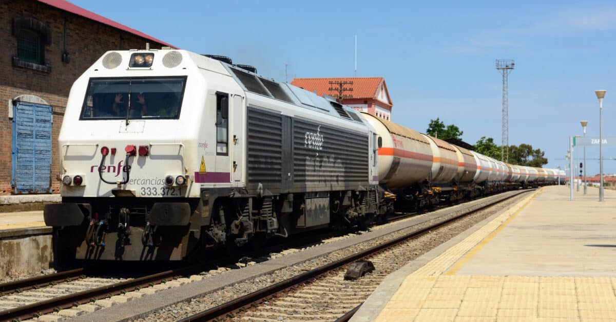 Tren de transporte de amoniaco operado por Renfe Mercancías en Zafra. (CC BY SA) NELSO SILVA-Flickr. Imagen recortada.
