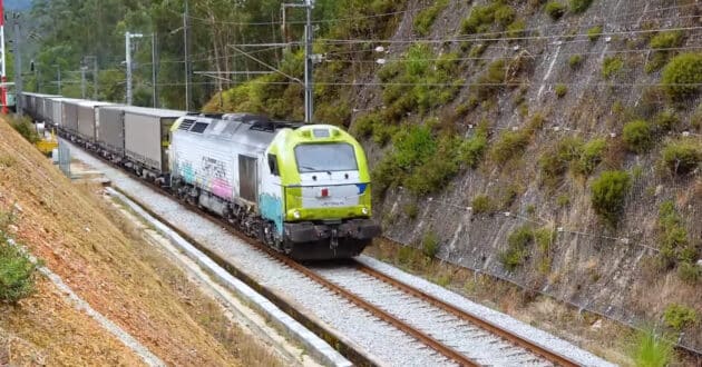 Tren internacional de mercancías operado por Captrain en la línea de la Beira Alta. © FERNANDO LIBERATO.