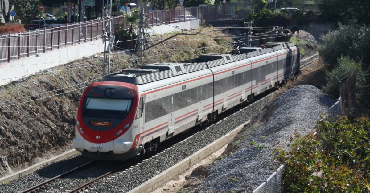 Tren de la línea C-1 de Cercanías Málaga en el municipio de Benalmádena. (CC BY SA) MAIK FUHRMANN (HOMBRE1896)-Wikimedia Commons. Imagen recortada.