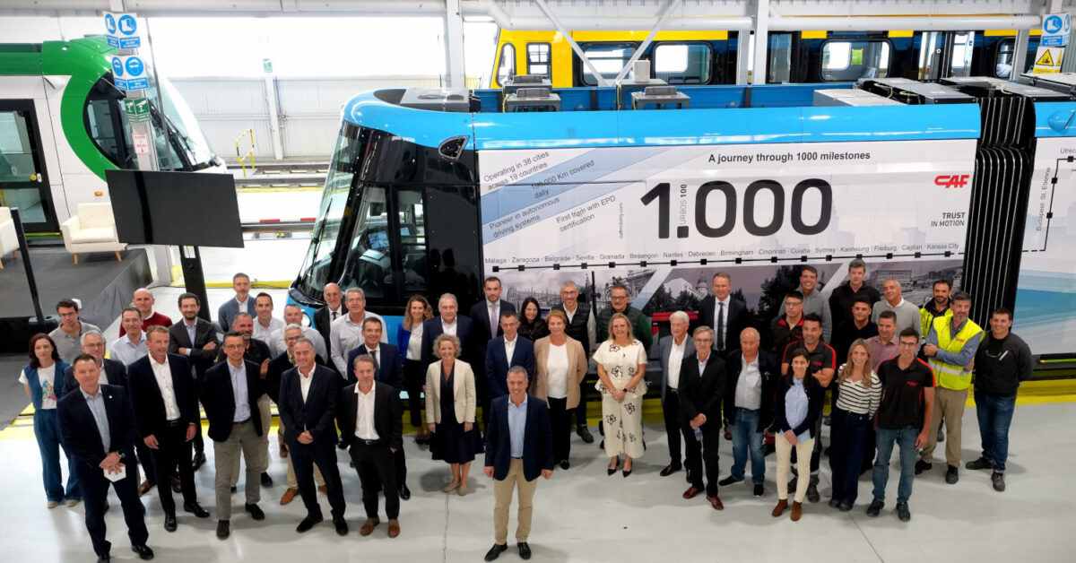 Equipo de CAF junto a la unidad 1.000 de la plataforma Urbos. © CAF.