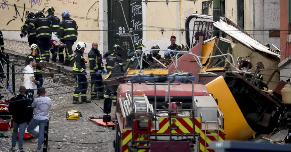 Firefighters working in the area where car number 1 of the Glória elevator derailed. © NUNO FERREIRA SANTOS-PUBLICO.PT.