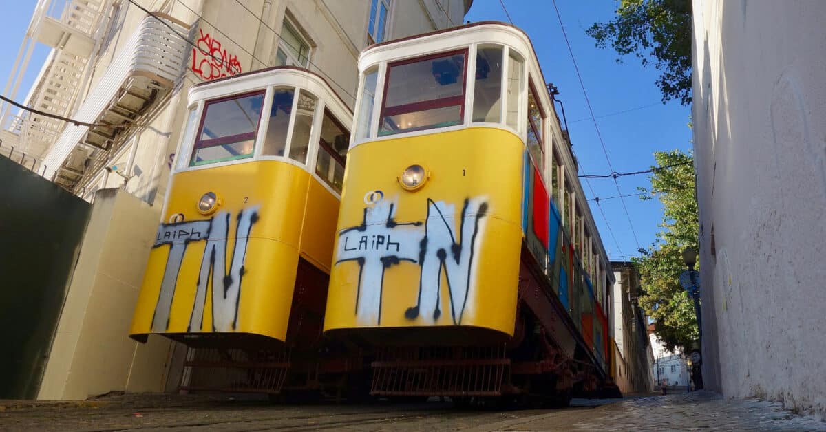 Las dos cabinas del Elevador de Glória cruzándose en el punto central de la línea. A la derecha, la que sufrió el accidente del 3 de septiembre. (CC BY SA) SONSE-Wikimedia Commons. Imagen recortada.