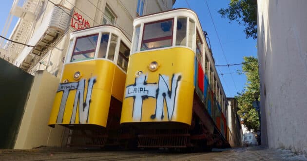 The two cabins of the Glória elevator crossing each other at the central point of the line. On the right, the one that suffered the accident on 3 September (CC BY SA) SONSE-Wikimedia Commons. Image cropped.
