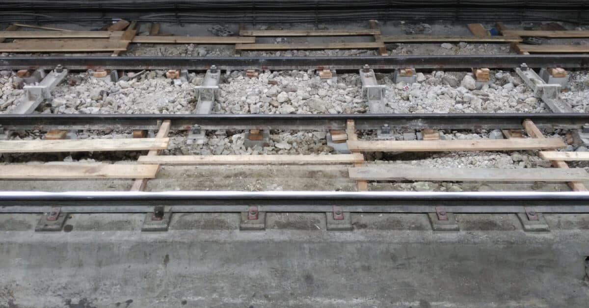 Trabajos de renovación de vía y placa en la estación de Diego de León de la línea 4. © MIGUEL BUSTOS.