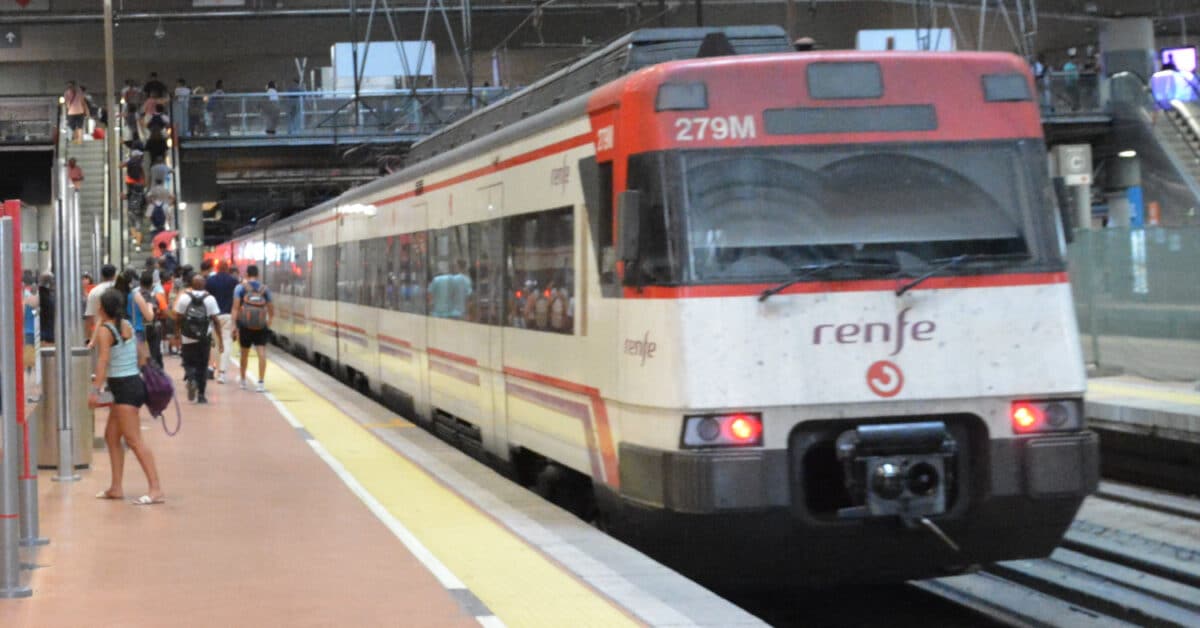 Tren de la serie 446 de Cercanías Madrid saliendo de Atocha hacia Móstoles-El Soto. © MIGUEL BUSTOS.