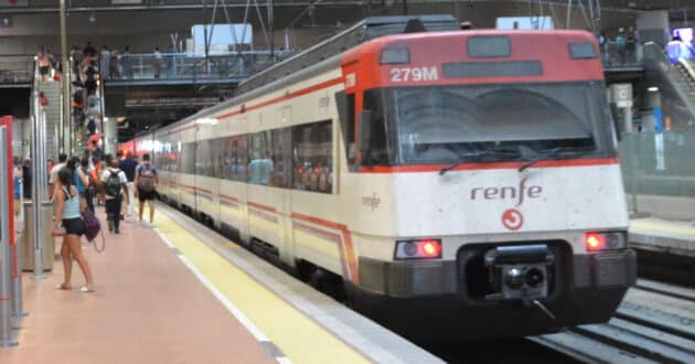 Tren de la serie 446 de Cercanías Madrid saliendo de Atocha hacia Móstoles-El Soto. © MIGUEL BUSTOS.