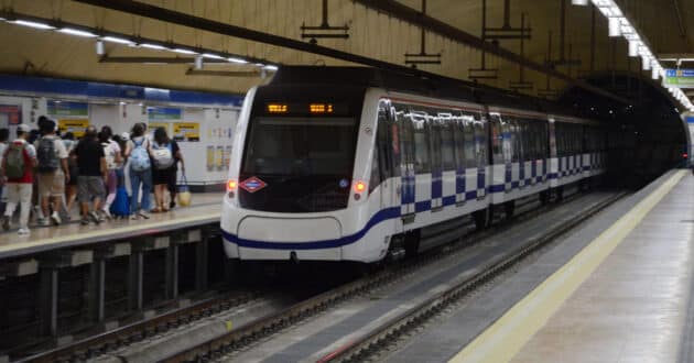 Tren de la serie 8000 saliendo de Legazpi durante el primer día de servicio tras el cierre. © MIGUEL BUSTOS.