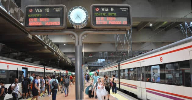 Trenes de la línea C-5 de Cercanías Madrid en las vías 9 y 10 de Atocha Cercanías. © MIGUEL BUSTOS.