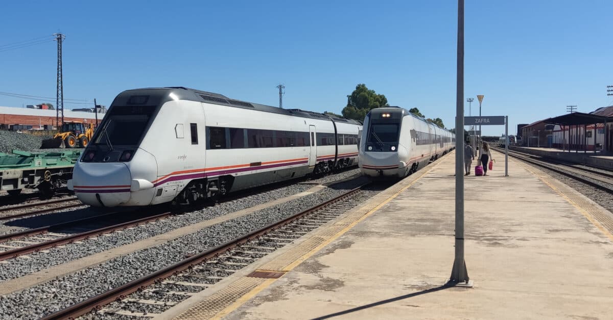 Trenes de la serie 599 en la estación de Zafra. (CC BY SA) GONZALO 11789-Wikimedia Commons. Imagen recortada