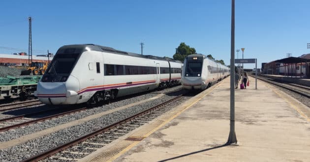 Trenes de la serie 599 en la estación de Zafra. (CC BY SA) GONZALO 11789-Wikimedia Commons. Imagen recortada