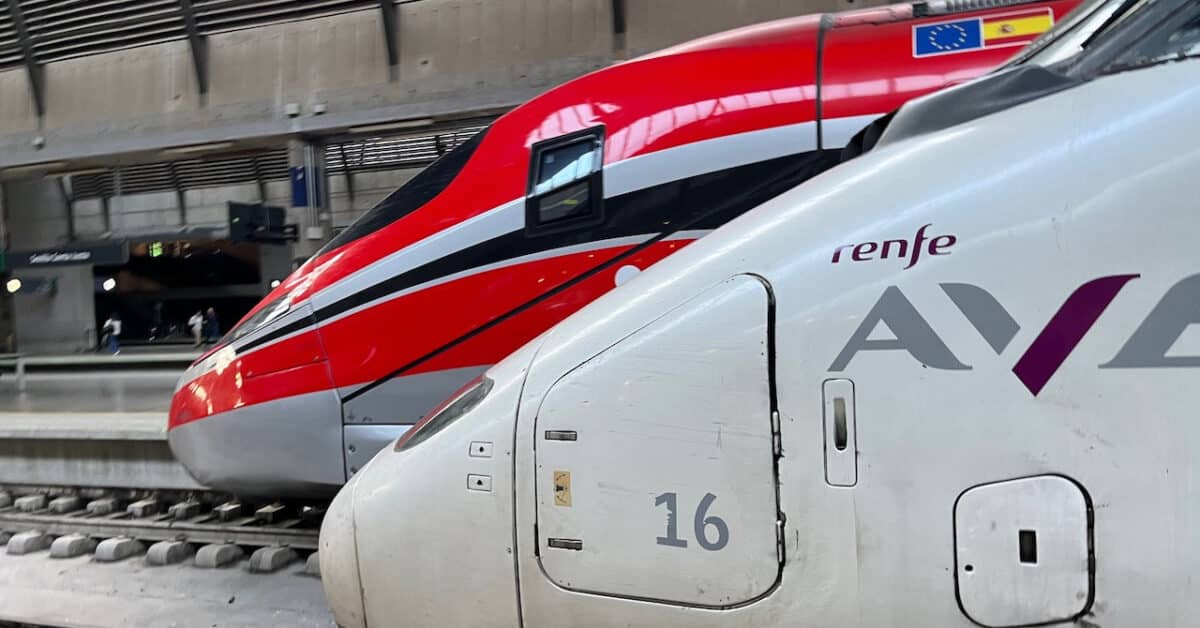 Renfe and Iryo series 100 and 109 trains at Seville Santa Justa station (CC BY) JOHN WORTH-Flickr. Cropped image.