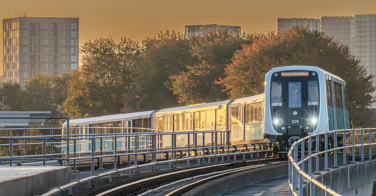Primera unidad de la serie B23 circulando por el Docklands Light Railway. © TFL.