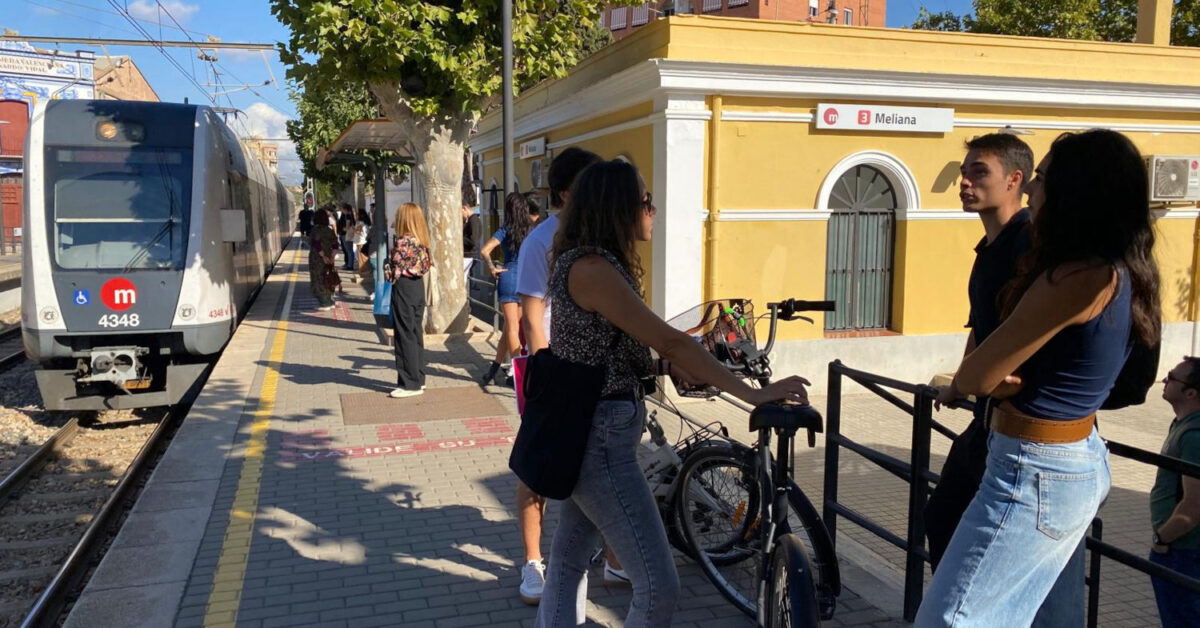 A Metrovalencia passenger with a non-folding bicycle at Meliana station. © GVA.