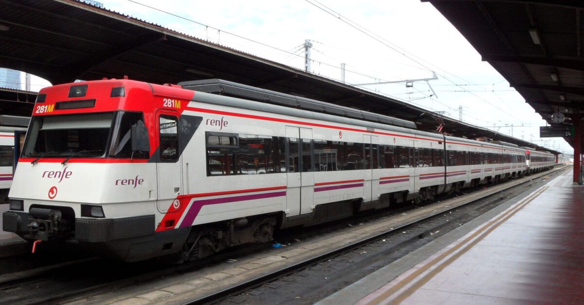 Cercanías 447 series unit, when they were still in service in Madrid, at Chamartín (CC BY SA) FALK2-Wikimedia Commons. Cropped image.