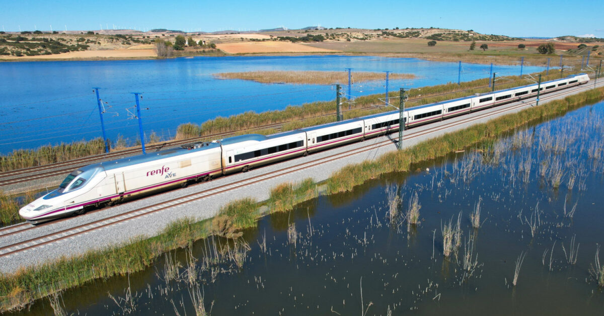 AVE de la serie 112 de Renfe pasando por la laguna del Salobrejo, Albacete. (CC BY SA) PABLO NIETO ABAD-Flickr. Imagen recortada.