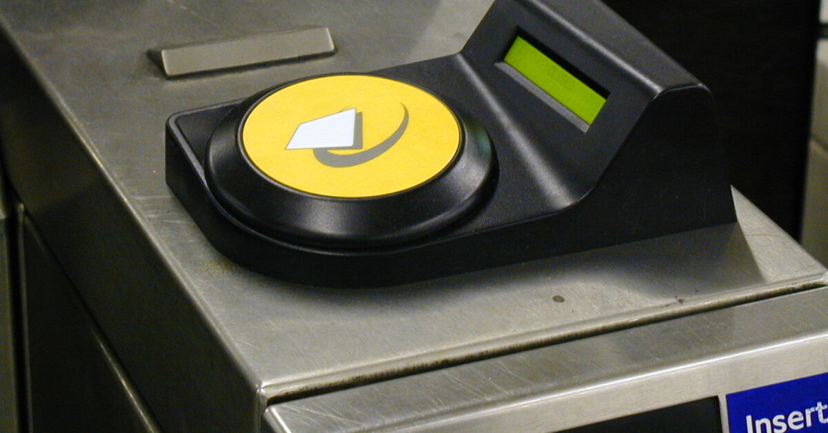 Validadora de billetes del metro de Londres del modelo Cubic Tri Reader. (CC BY SA) TOM PAGE-Flickr. Imagen recortada.