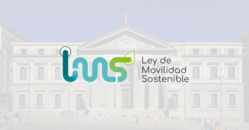 Logotipo de la Ley de Movilidad Sostenible con el Congreso de los diputados de fondo. Imagen de fondo: (CC BY SA) LUIS GARCÍA (ZAQARBAL)-Wikimedia Commons. Imagen recortada modificada