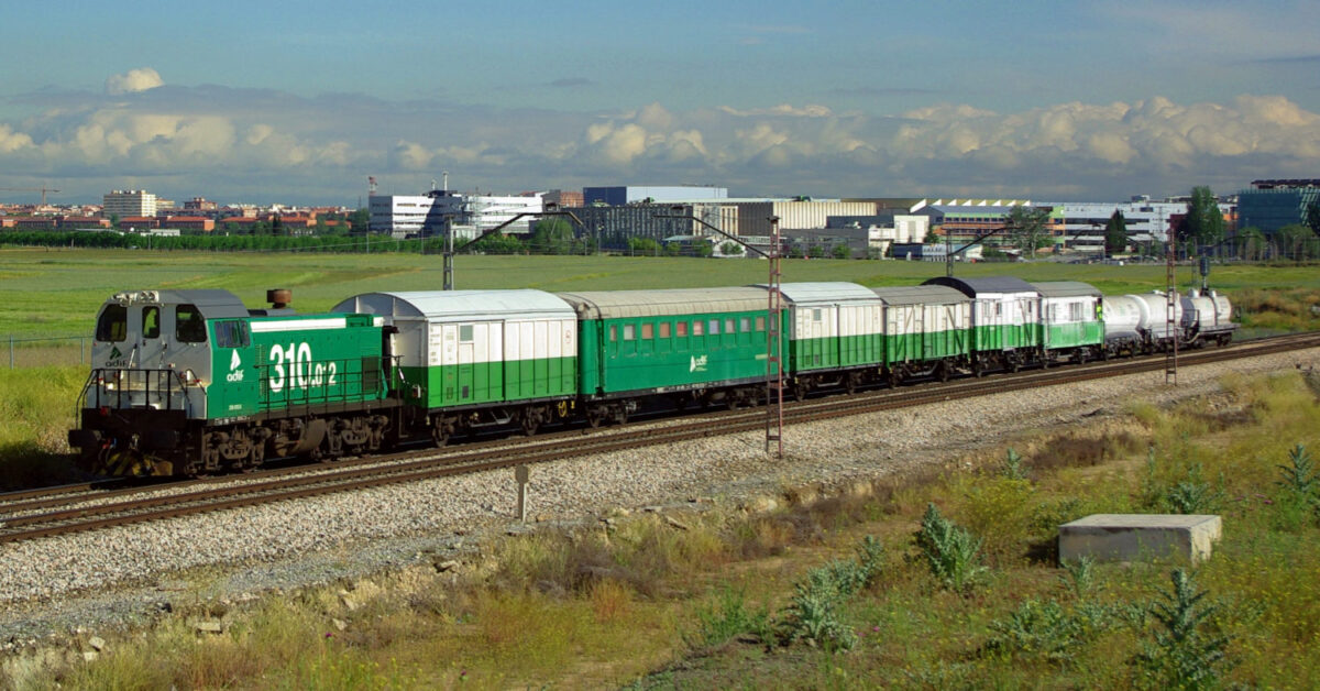 Tren herbicida de Adif con una locomotora de la serie 310 en cabeza. (CC BY) ANDRÉ MARQUES 432-Flickr. Imagen recortada.