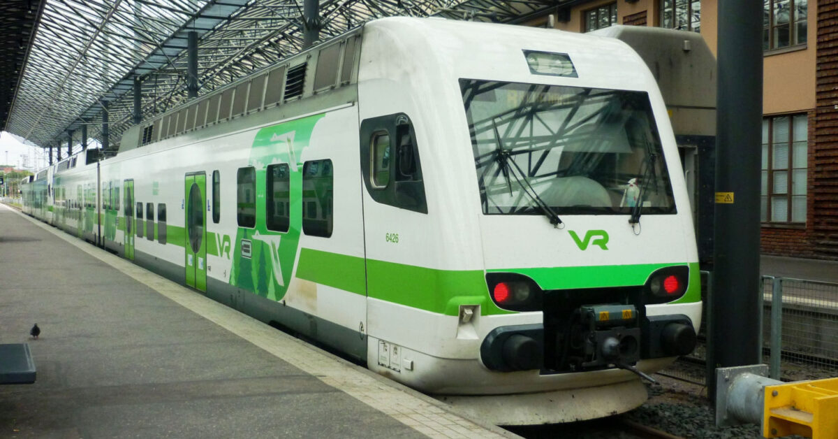VR's Sm4 series train for short-distance services at Helsinki Central Station (CC BY SA) ANTONIO VERA-Flickr.