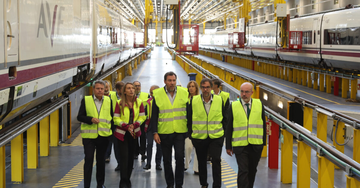 The Minister of Transport, Óscar Puente, together with the President of Renfe, Álvaro Fernández Heredia, and other officials from the Ministry and Renfe. © MINISTRY OF TRANSPORT AND SUSTAINABLE MOBILITY.