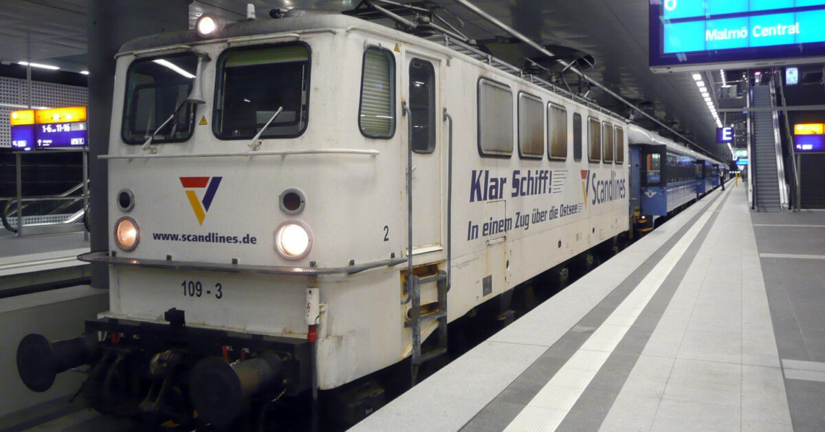 SJ night train at Berlin-Hauptbahnhoff station (CC BY SA) TOBIAS B KÖHLER-Wikimedia Commons. Cropped image.