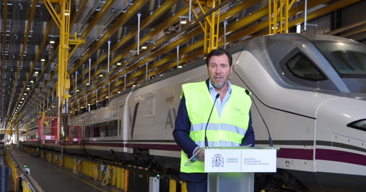 El ministro Óscar Puente durante su visita a los talleres de Fuencarral el pasado viernes. © MINISTERIO DE TRANSPORTES Y MOVILIDAD SOSTENIBLE.