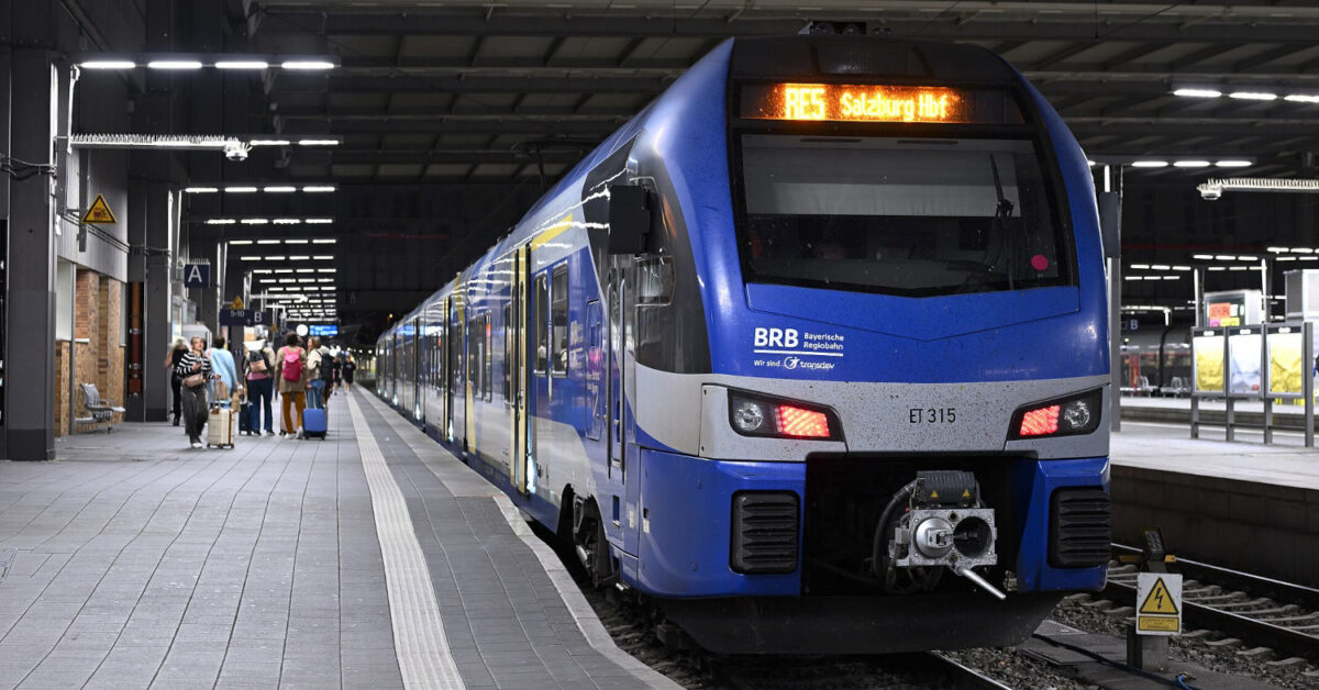 Tren operado por BRB (Bayerische Regionalbahn) en la estación de München Hauptbahnhof. (CC BY SA) 4300STREETCAR-Wikimedia Commons. Imagen recortada.