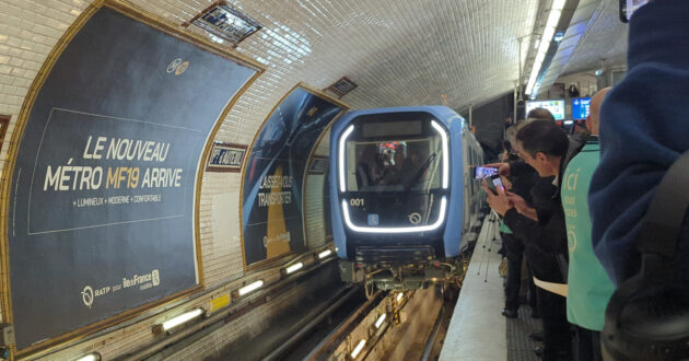 Una multitud de personas reciben al primer tren de la serie MF 19 durante su entrara en servicio en la estación de Porte d'Auteuil. © ALSTOM.