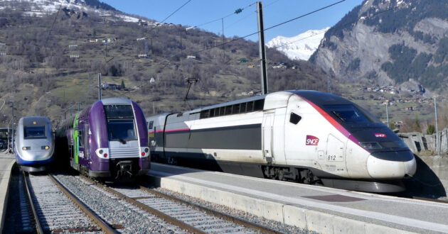 TGV inOui and TER trains at Bourg-Saint-Maurice station (CC BY SA) FLORIAN PÉPELLIN-Wikimedia Commons. Cropped image.