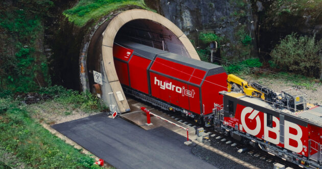 Image of the Hydrojet exiting a tunnel. ÖBB-MAYER.