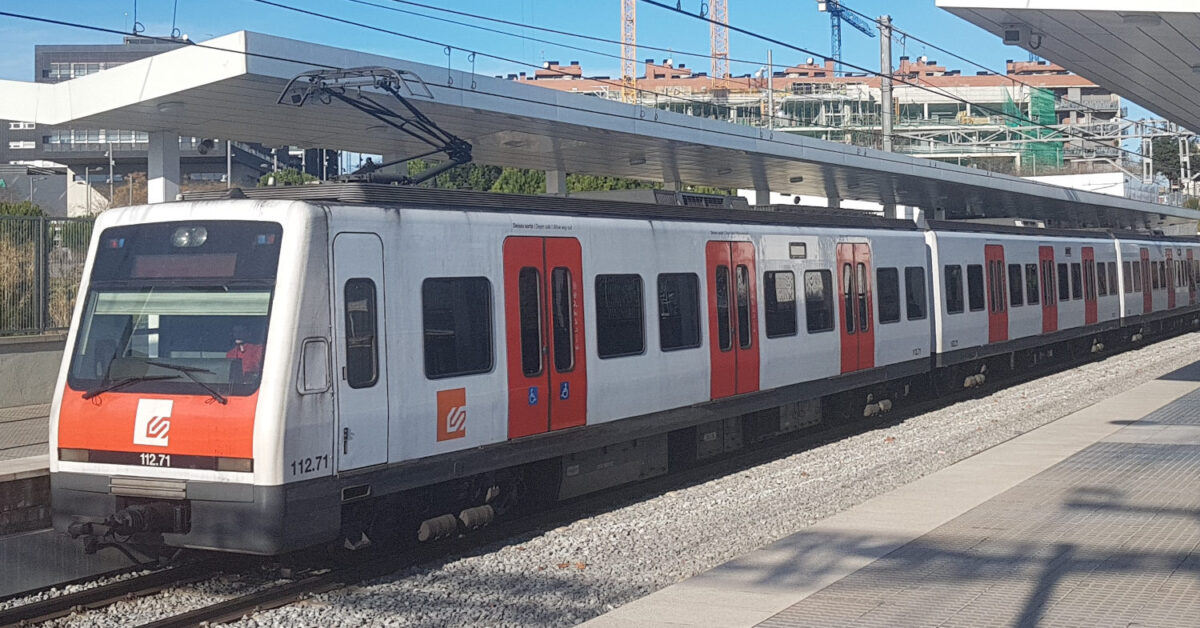 Tren de la serie 112 de FGC en la estación de Volpelleres. (CC BY SA) 9PM-Wikimedia Commons. Imagen recortada.
