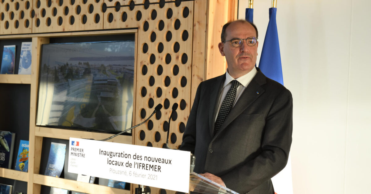 Jean Castex durante un evento inaugural durante su etapa de Primer Ministro. (CC BY SA) STEPHANE LESBATS-Wikimedia Commons. Imagen recortada.