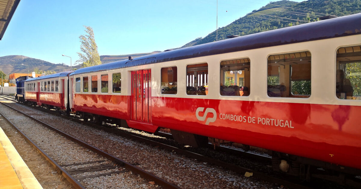 Regional Oporto-Pocinno compuesto por coches Schindler en la estación de Pinhão. (CC BY SA) SAN JORGE PINHO-Wikimedia Commons. Imagen recortada.