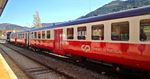 Regional Oporto-Pocinno composed of Schindler cars at Pinhão station (CC BY SA) SAN JORGE PINHO-Wikimedia Commons. Cropped image.