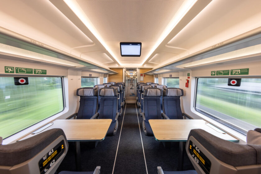 Interior de un coche de segunda clase del ICE L, en el que destaca su iliminación cálida y los asientos de calidad. © DEUTSCHE BAHN AG / PABLO CASTAGNOLA.