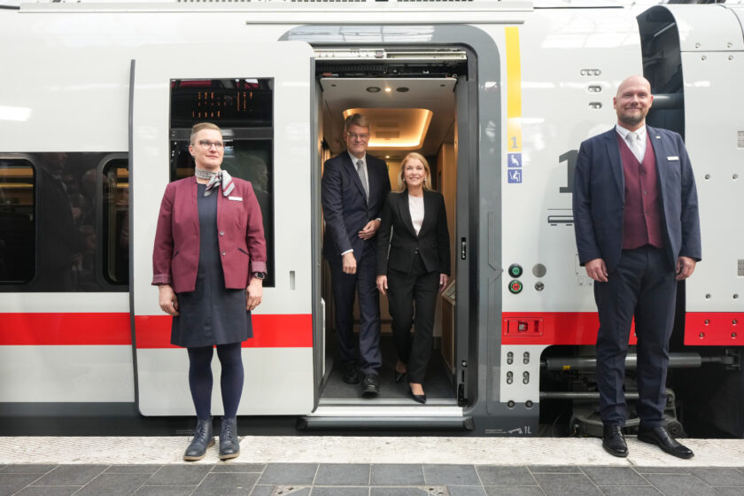 Patrick Schnieder, ministro federal de Transportes, y Evelyn Palla, presidenta del consejo de administración de DB AG, junto con empleados de DB. © DEUTSCHE BAHN AG / OLIVER LANG.