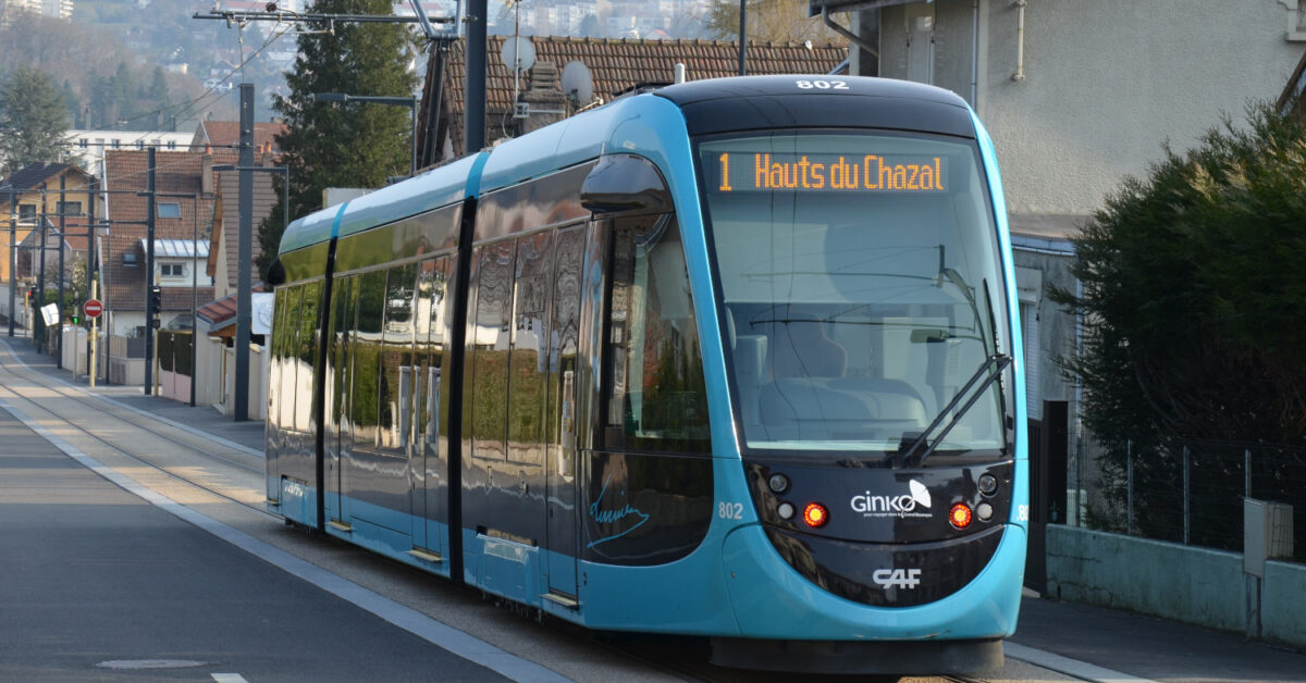 Tranvía Urbos fabricado por CAF para la red GINKO de la ciudad francesa de Besanzón. (CC BY SA) FLORIAN FÈVRE-Wikimedia Commons. Imagen recortada.
