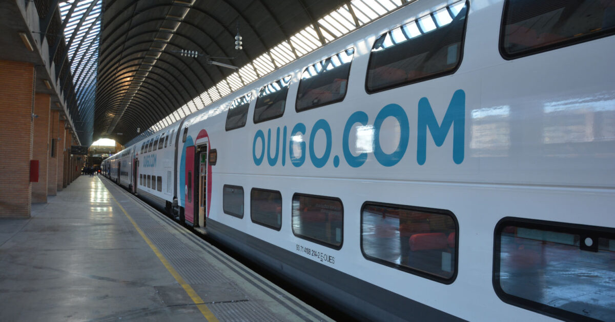 Tren de la serie 108 de Ouigo en la estación de Sevilla Santa Justa. © MIGUEL BUSTOS.