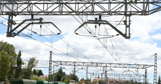 Catenary of a conventional railway station. © MINISTRY OF TRANSPORT AND SUSTAINABLE MOBILITY.